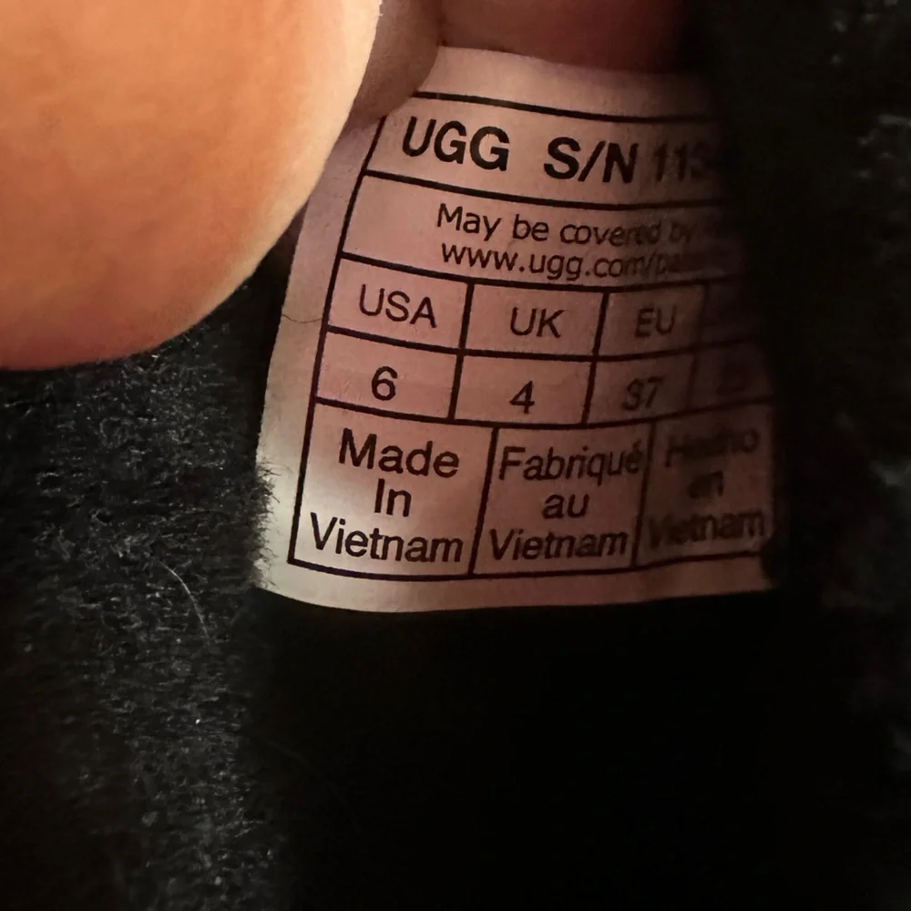 UGG Classic Classic Mini Platform boot in black.  Size 6.  Excellent condition. - Picture 10 of 14